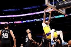 开云体育在线-马刺队防守屏障稳固，战绩节节攀升