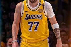 开云体育中国-湖人惊险逆转篮网，詹皇再次发威