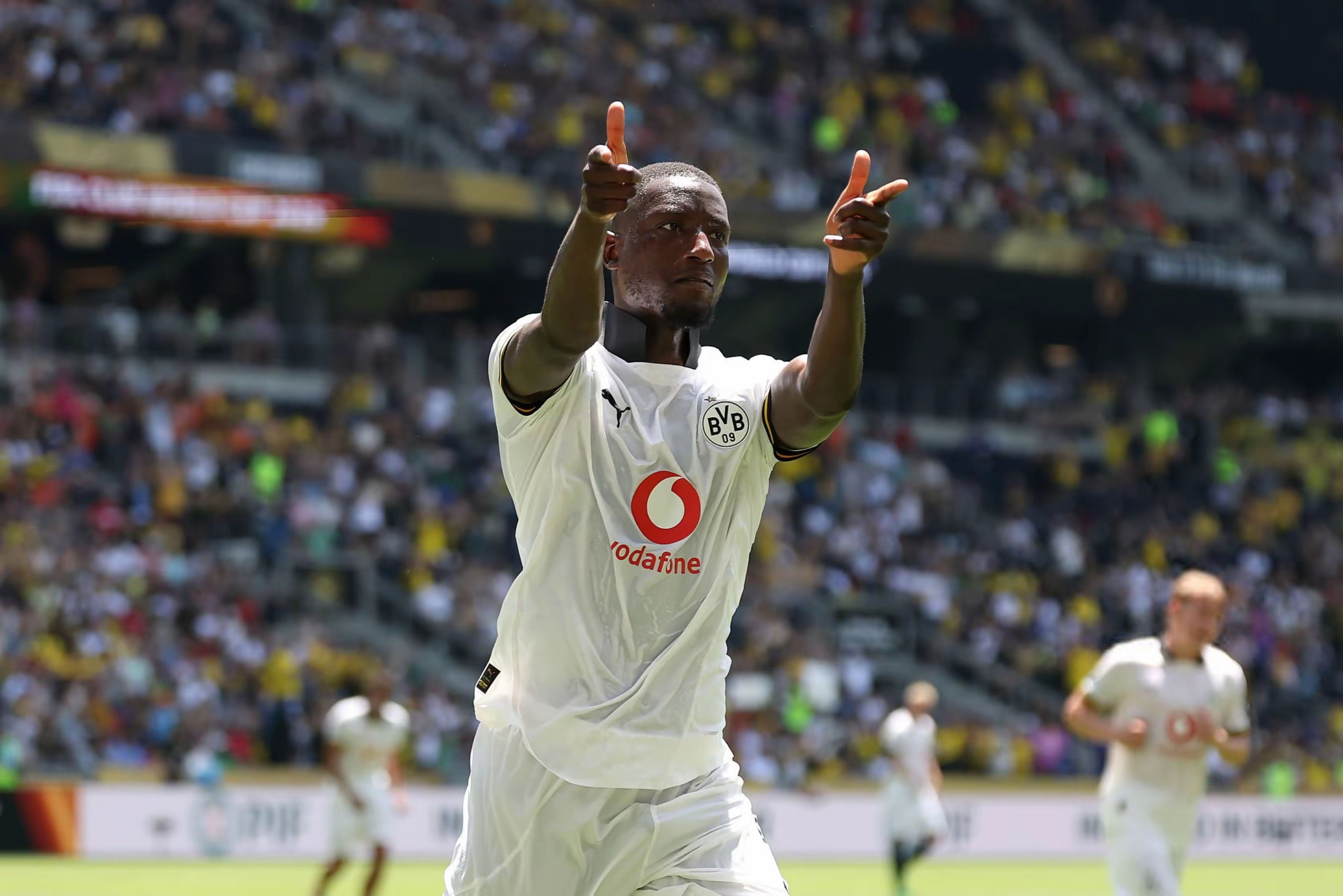 包含多特蒙德全队协力，击败对手实现胜利的词条