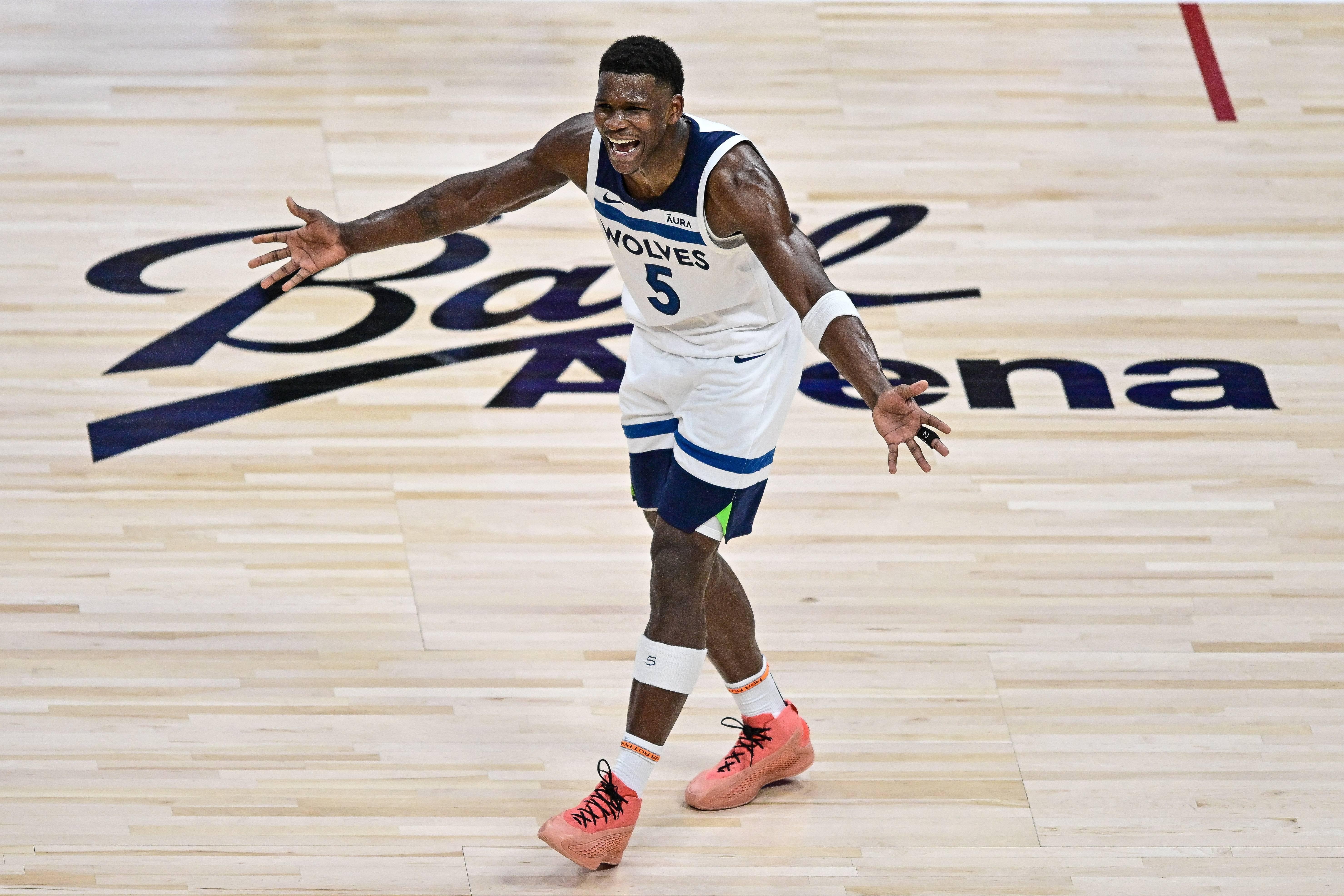 雄鹿客场大胜森林狼，米德尔顿命中制胜三分