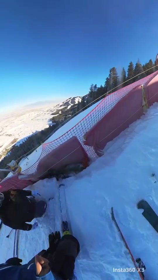 俄罗斯高山滑雪选手在雪道上尽显实力