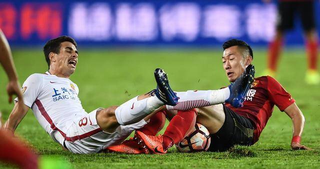 富力主场不敌上港，遭遇连败势头