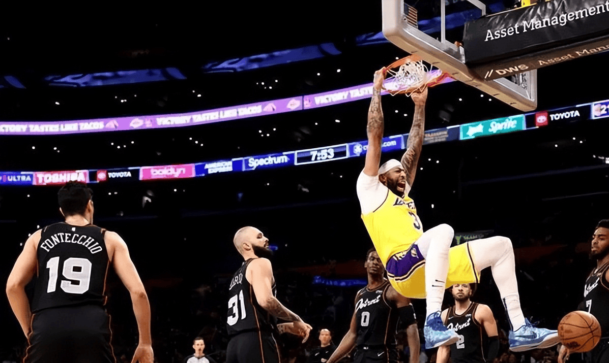 马刺队防守屏障稳固,战绩节节攀升 马刺队防守屏障稳固,战绩节节攀升