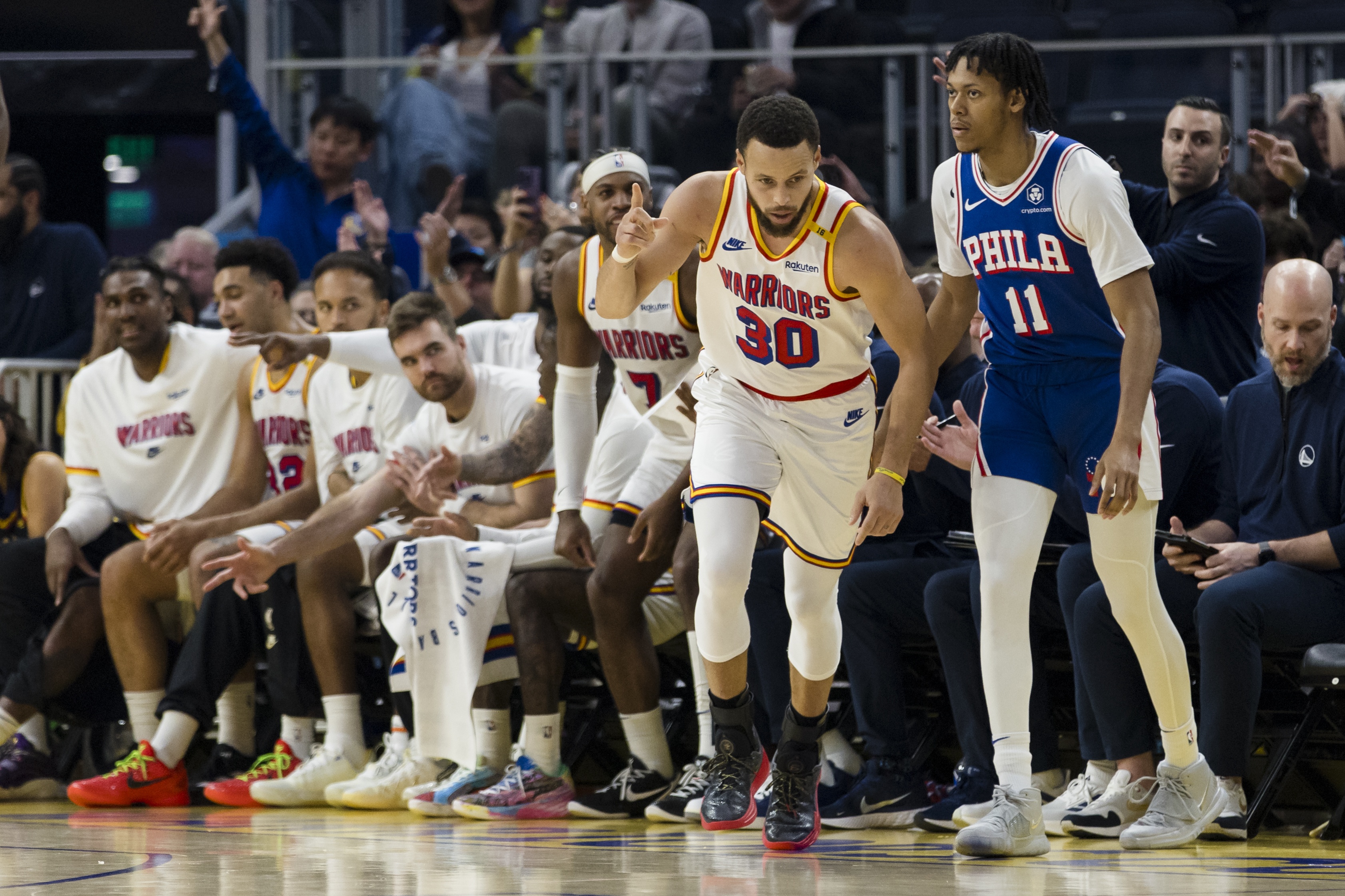 包含篮网B队碾压勇士，库里统治全场的词条