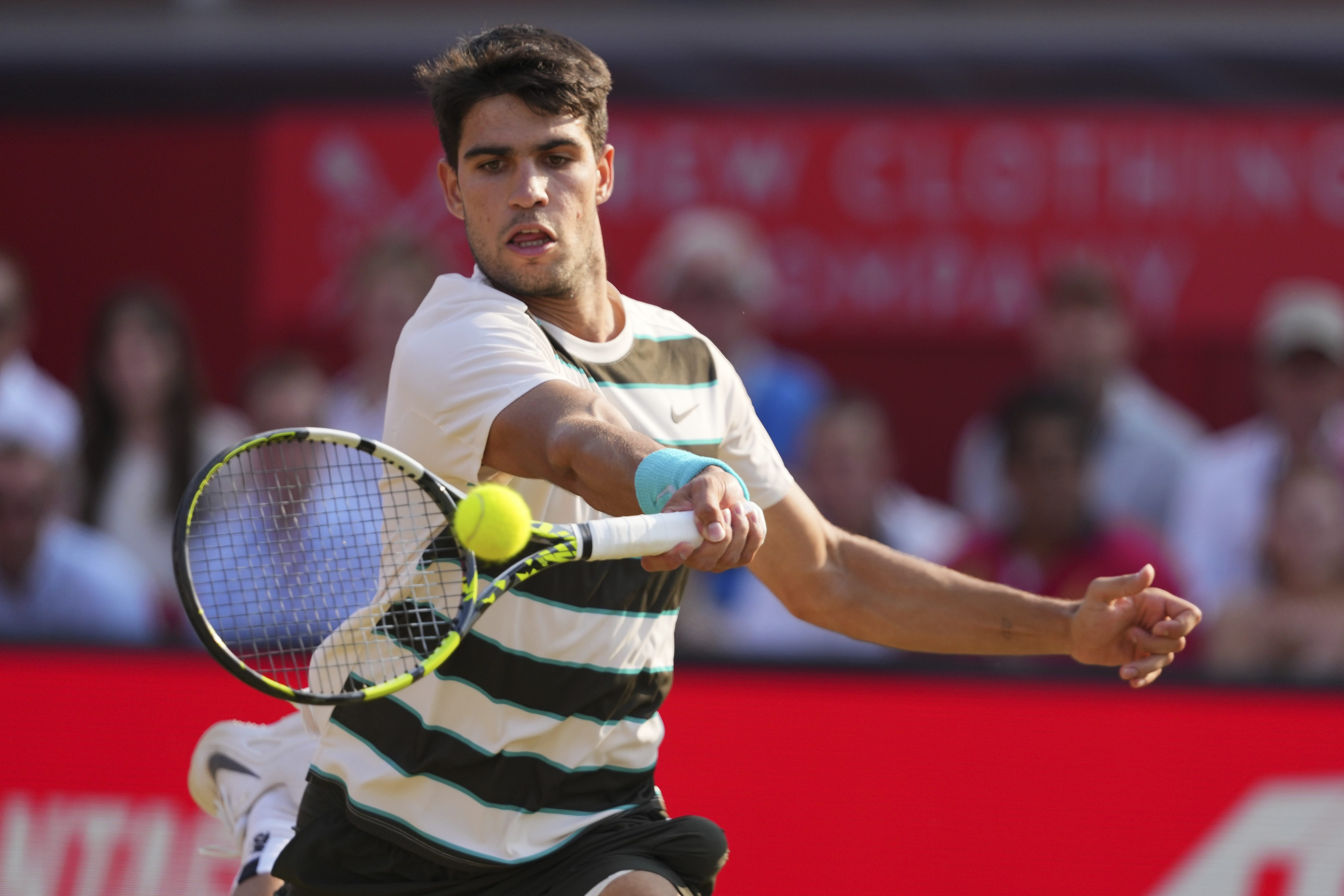 西班牙网球队轻取英国网球队,阿尔卡拉斯制霸全场的简单介绍 西班牙网球队轻取英国网球队,阿尔卡拉斯制霸全场的简单介绍