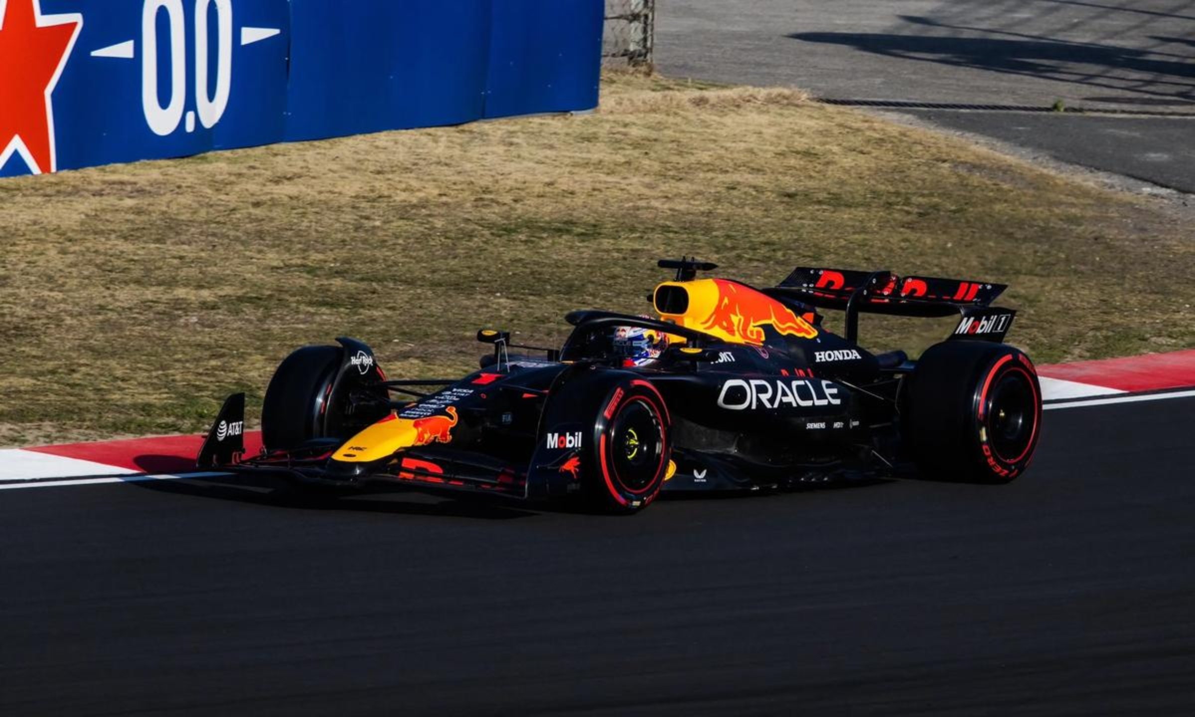 红牛车队横扫威廉姆斯,维斯塔潘带队取胜 红牛车队横扫威廉姆斯,维斯塔潘带队取胜